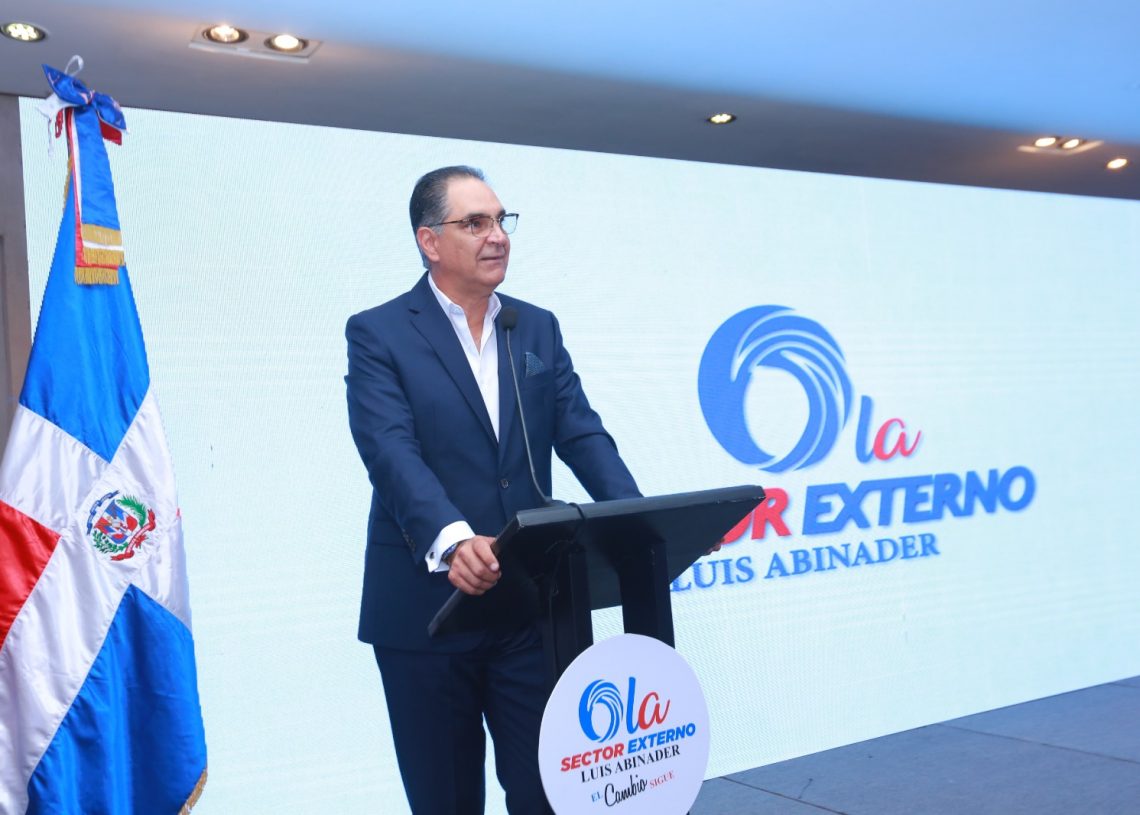Juramentan miembros del sector externo de Luis Abinader