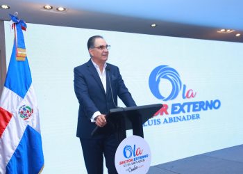 Juramentan miembros del sector externo de Luis Abinader