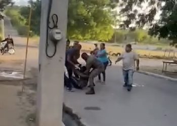 Acusan militares de golpear abogado que habrían confundido con un haitiano