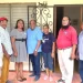 Senador Moreno Arias en compañía de comunicadores visitan al locutor Raffy Tapia, entregan ayuda al Invencible de la radio