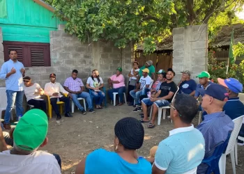 El joven Daygro Almonte pre candidato a diputado mantiene contactos con dirigentes de la Fuerza del Pueblo