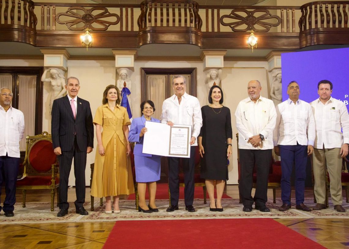 EN EL DÍA DEL MAESTRO, PRESIDENTE ABINADER ENTREGA PREMIO EXCELENCIA MAGISTERIAL 2023 A CINCO DESTACADOS DOCENTES