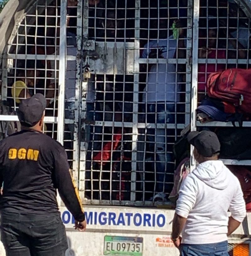 Migración cancela inspector por incurrir en supuesto soborno de delincuentes haitianos en Dajabón