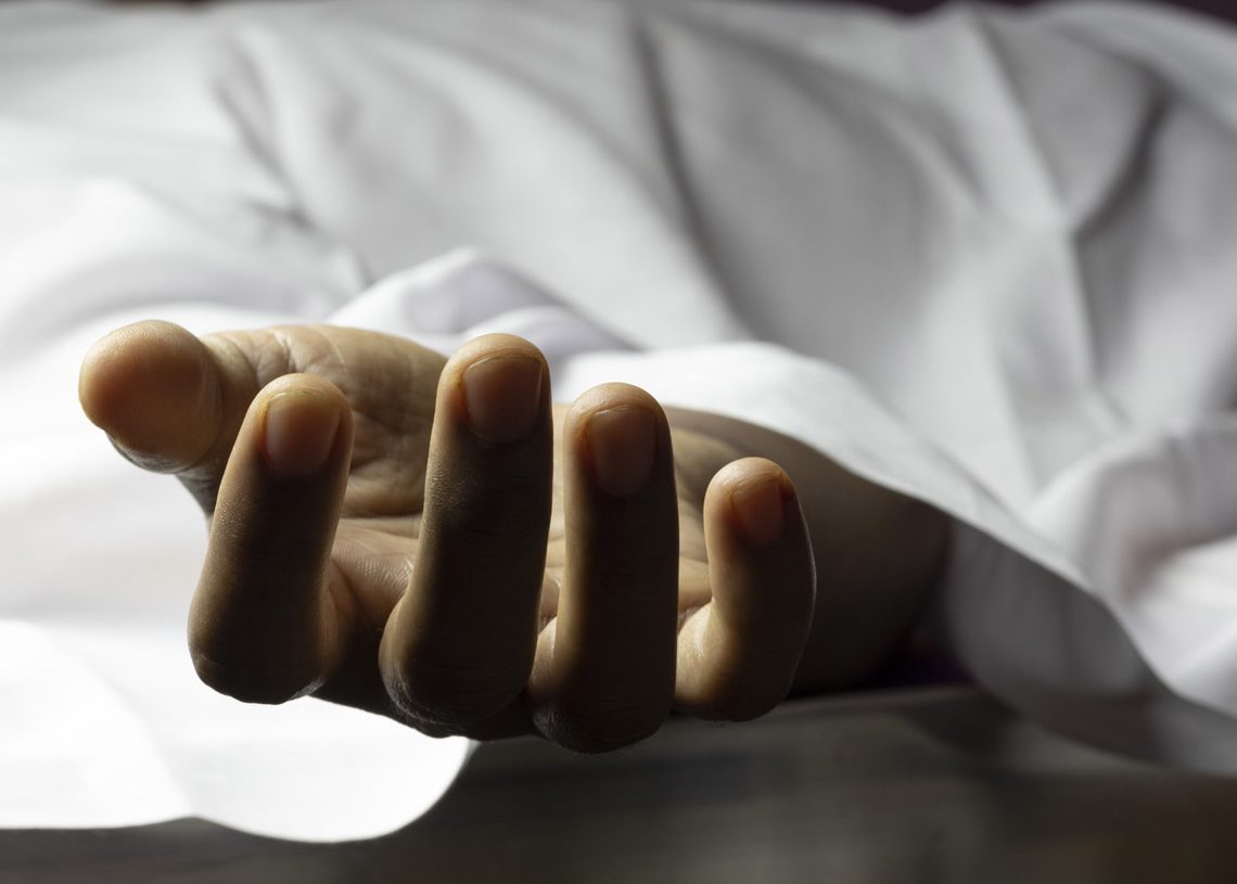 Hombre intenta matar a expareja y se suicida creyendo que la había matado