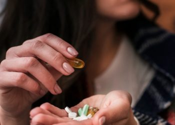 Arrestan en Florida a madre de 17 años que dio a su bebé el biberón con fentanilo y murió