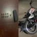 Encapuchados abandonan motocicleta y dos cargadores para pistola Glock durante persecución policial en Villa Vásquez