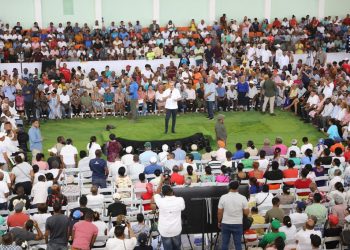 Presidente Abinader entregó 1,280 certificados de títulos a residentes de Sabana Grande de Boyá