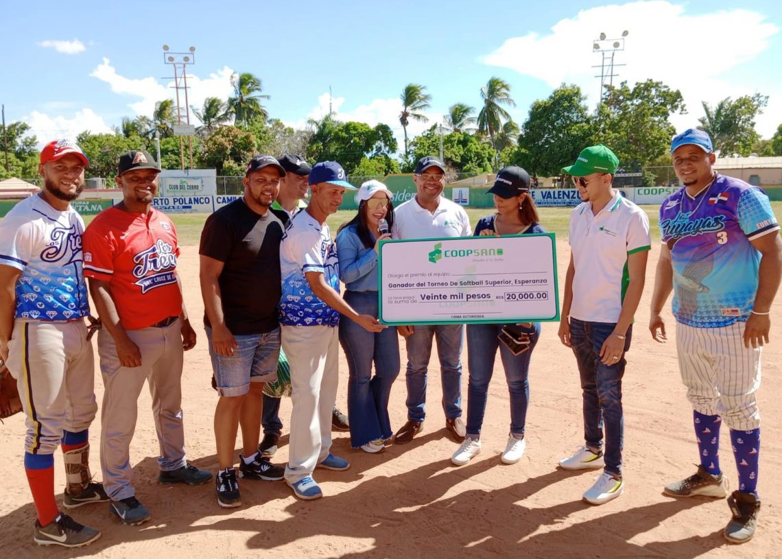 COOPSANO ENTREGA PREMIOS EN TORNEO DE SOFTBALL EN ESPERANZA