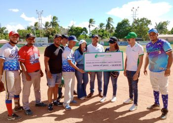 COOPSANO ENTREGA PREMIOS EN TORNEO DE SOFTBALL EN ESPERANZA