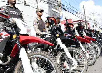 Gobierno aprueba cambios en uniformes policiales: vestirán de azul y su lema será “Proteger y Servir” en vez de «Ley y Orden»