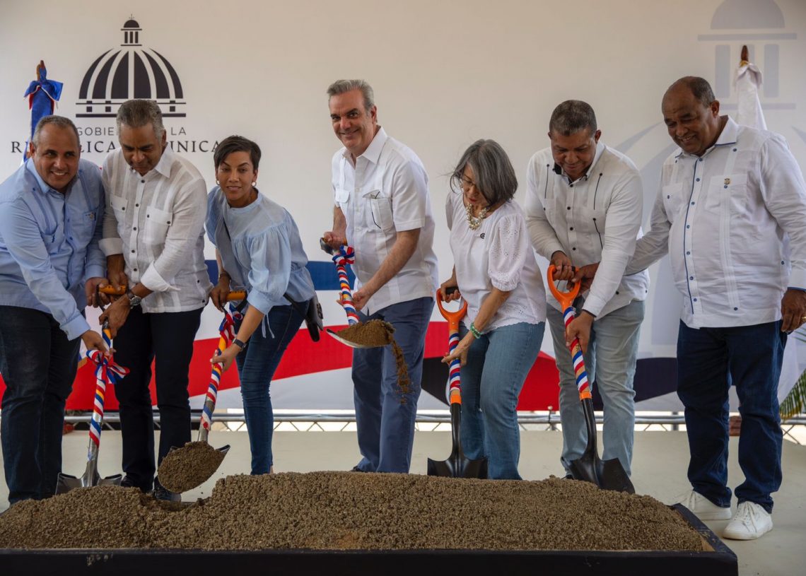 Presidente Abinader entrega más de 300 títulos de propiedad en Montecristi; inaugura centro de INFOTEP y hotel Wyndham Garden El Morro