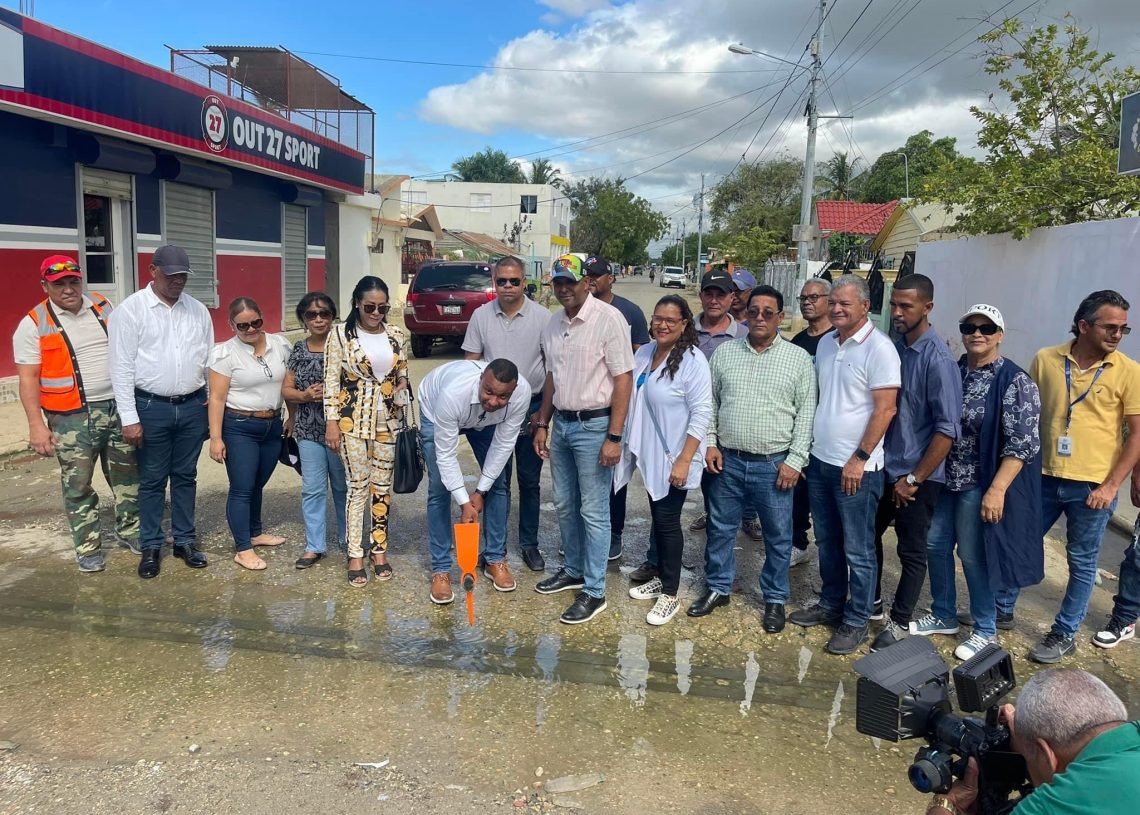 Dan primer picazo de conexión al sistema cloacal de 1,000 viviendas en Villa Vásquez