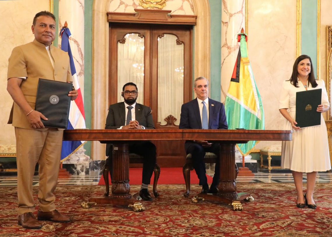 Gobierno dominicano firma con Guyana acuerdos para construir una refinería, explotar un bloque de petróleo, establecer una planta petroquímica y producir conjuntamente productos agrícolas