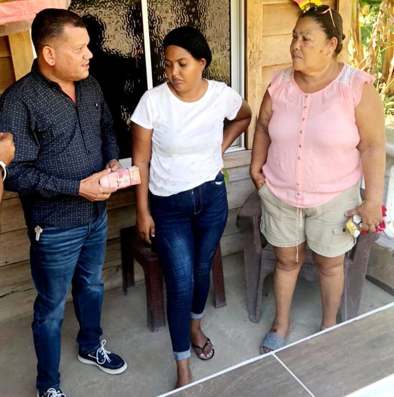 Dr. Yorman Vásquez entrega cerca de medio millón de pesos a familia de niña enferma de cáncer, tras recibir colaboración de sus seguidores