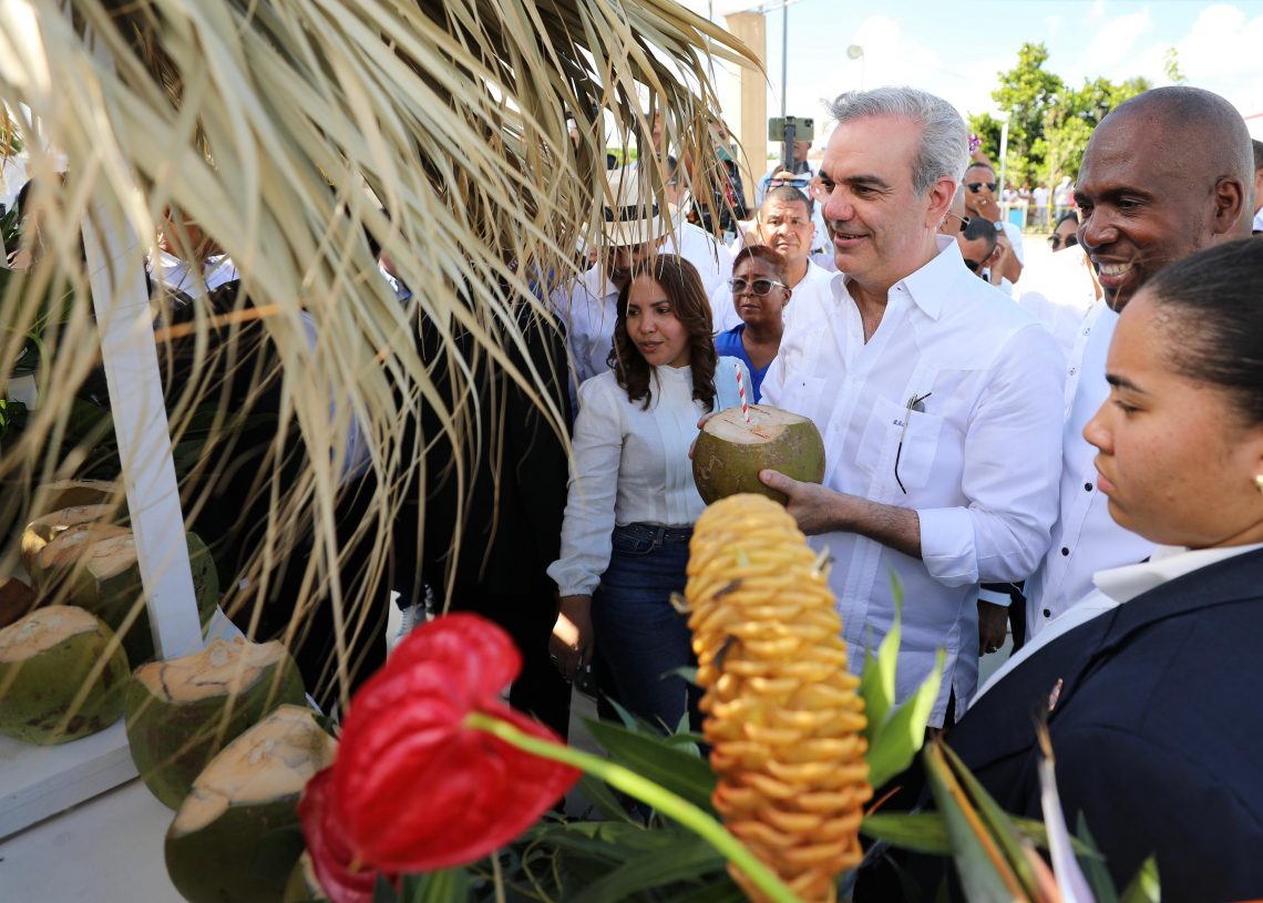 Presidente Abinader inaugura nuevo malecón de Caleta en La Romana