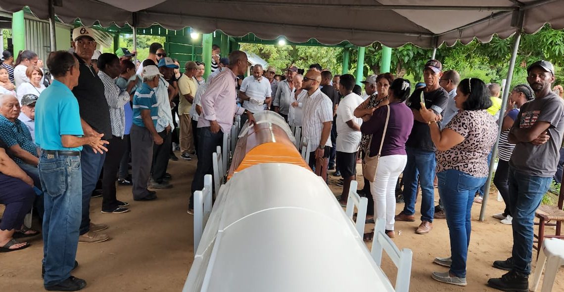 Bajo llanto y tristeza velan restos de familia asesinada en Dajabón