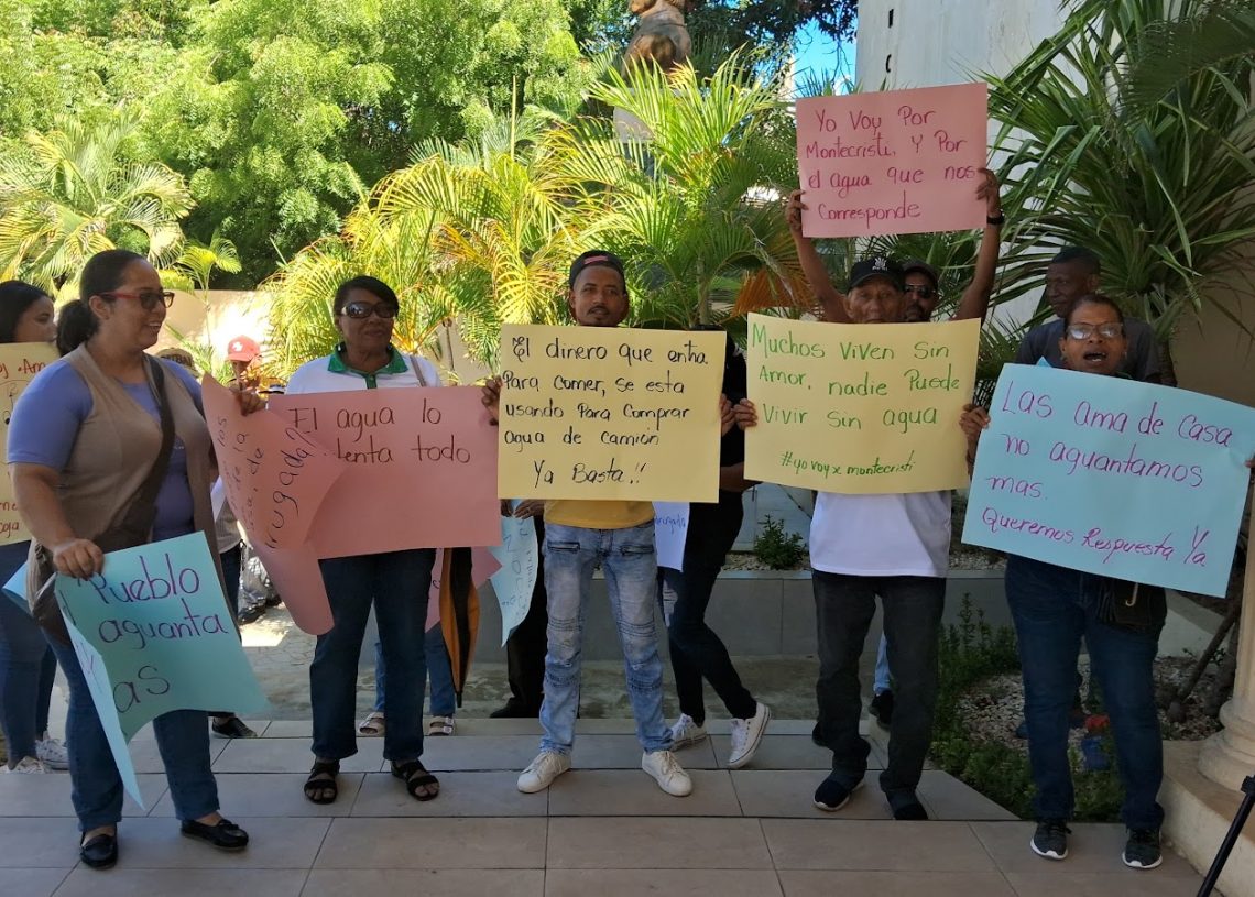 En Montecristi marchan en reclamo de agua , califican de pésimo el servicio