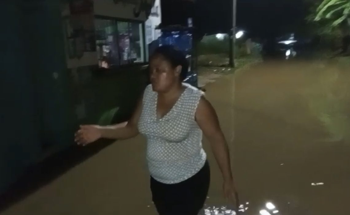 Villa Vasquéz con el grito al cielo de tanta agua que a inundado sus hogares