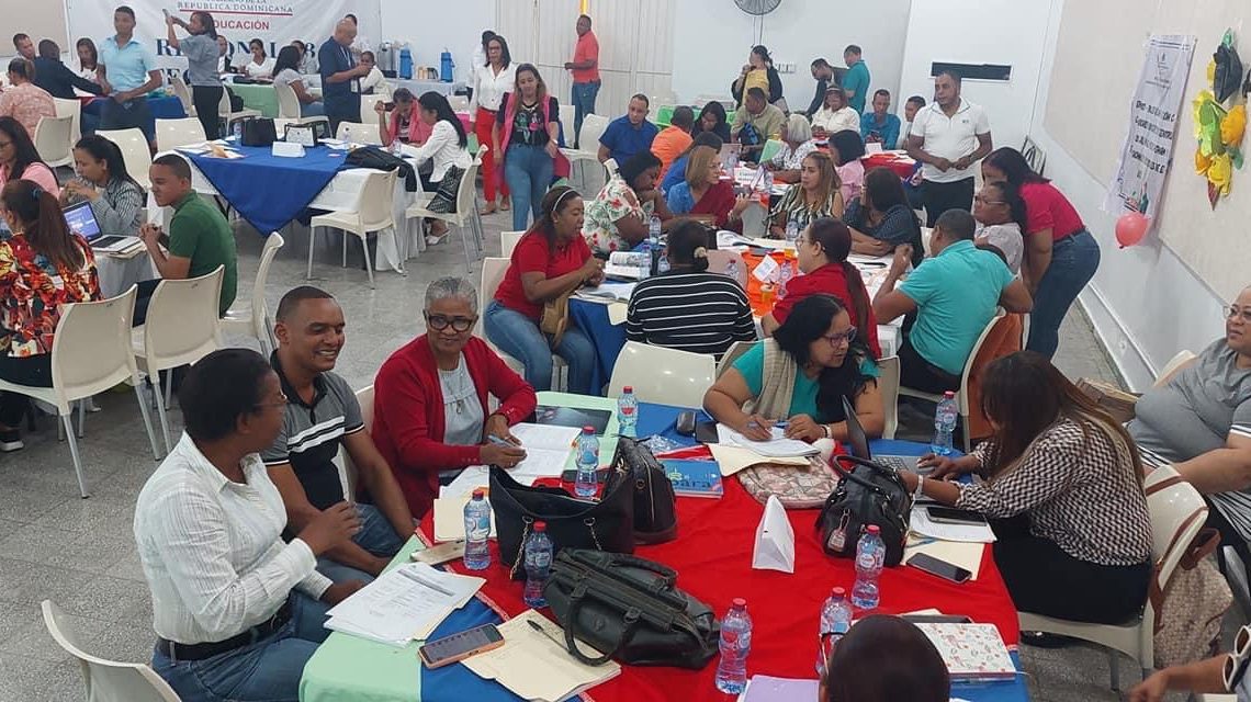 MINERD Capacita Nivel Medio de Educación de Personas Jóvenes y Adultas (PREPARA) en la Regional 13-00