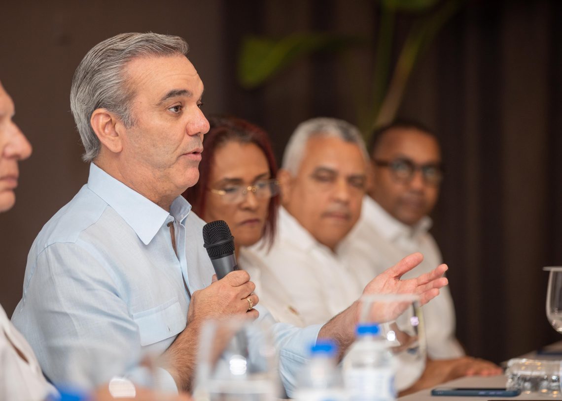 Presidente Abinader anuncia varias obras en Samaná, además de las Ocho que está inaugurando este domingo
