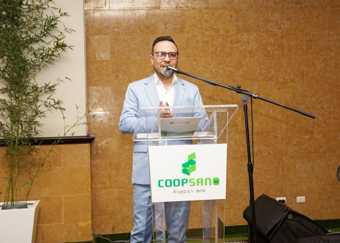 COOPSANO REALIZA CÓCTEL NAVIDEÑO CON SOCIOS Y COMUNICADORES DE SANTIAGO