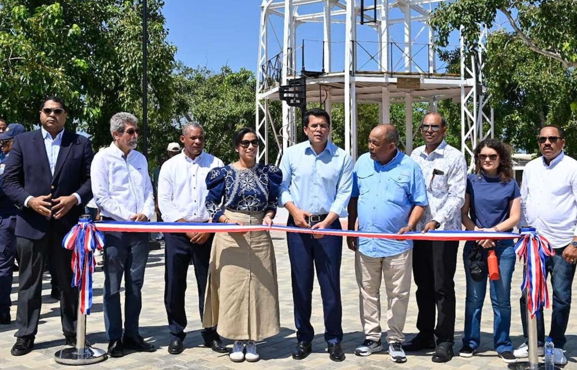 Ministro de Turismo entrega el remozado parque Duarte de San Fernando, Montecristi