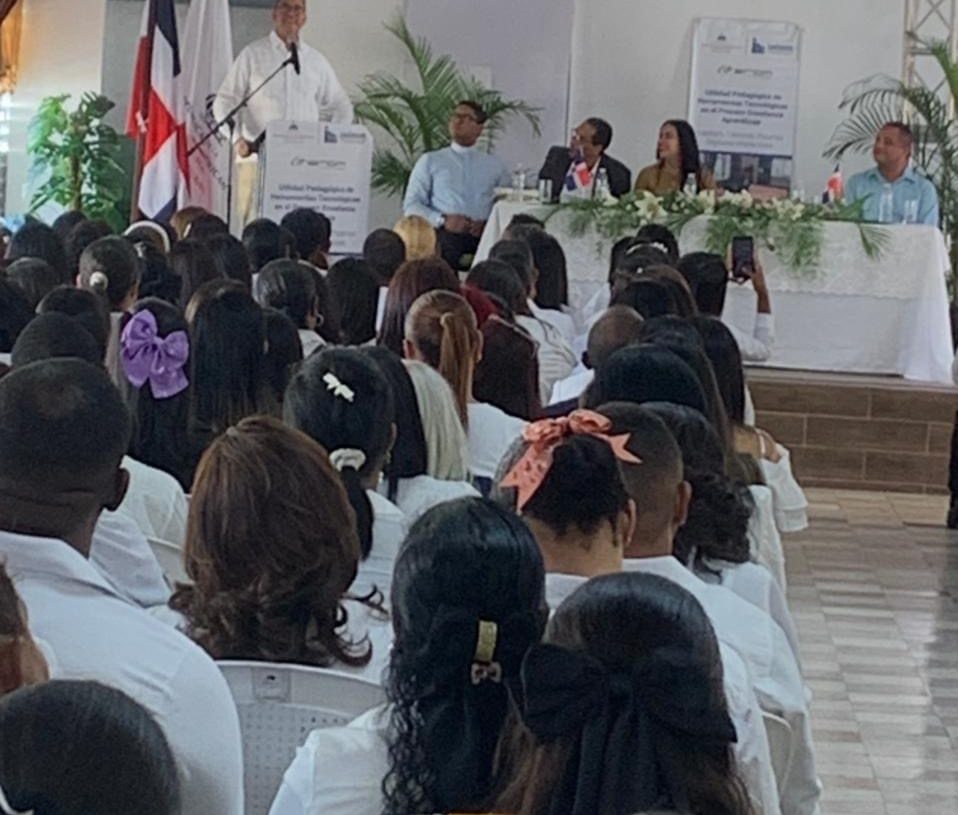 Inafocam e ITEROM Gradúan Maestros de la Regional 13-00