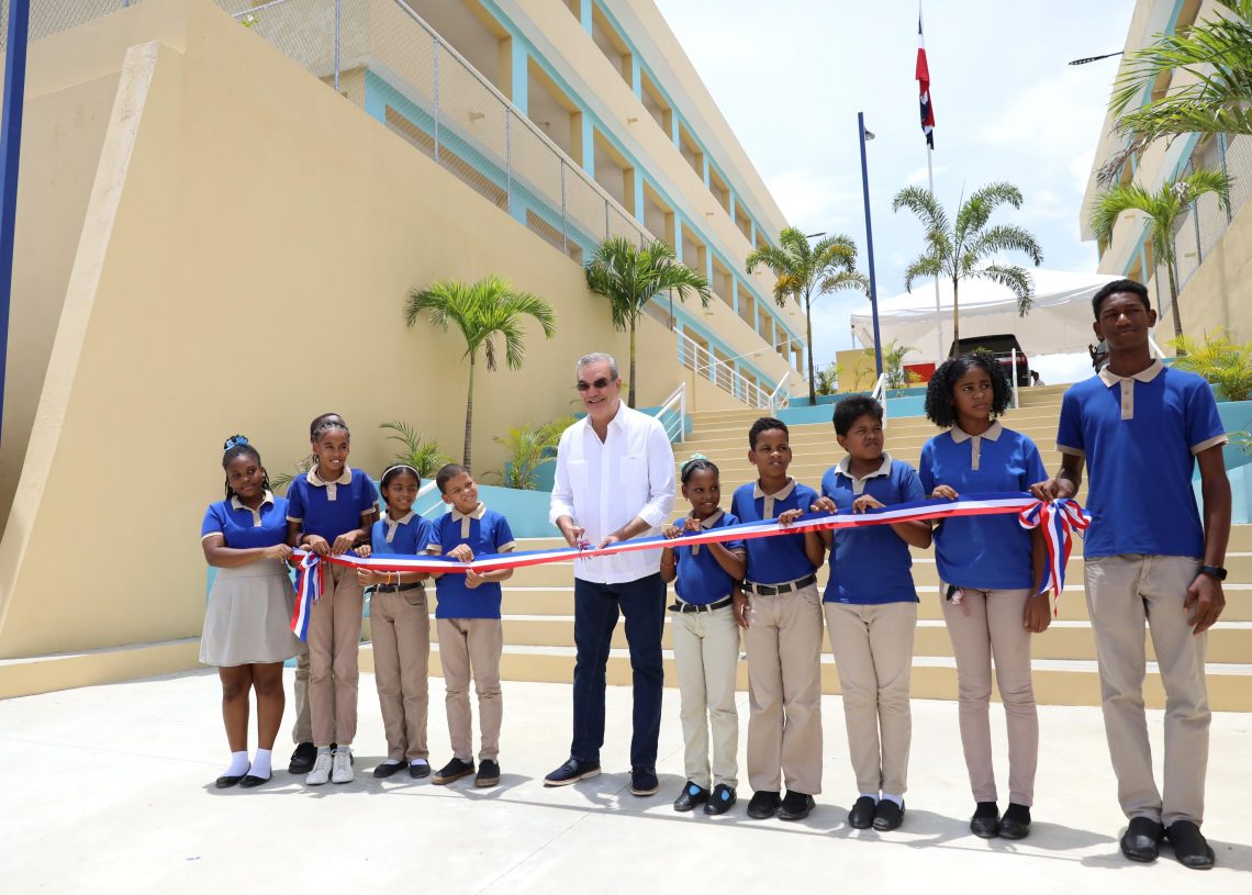 Presidente Abinader inaugura escuelas y apartamentos en la provincia Santo Domingo