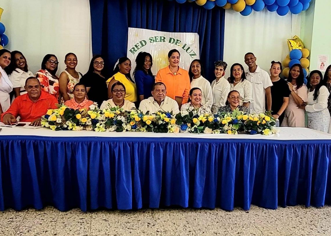 Regional 13-00 Gradúan Cientos de Padres y Madres del 13-02 de Guayubín