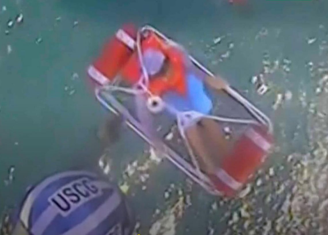 Rescatan a cinco personas aferradas a congelador en lago de Ohio