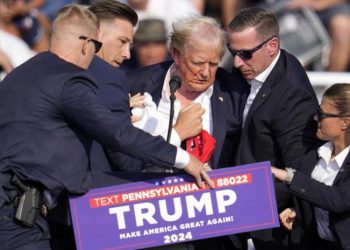 “DE ÚLTIMO MINUTO” Donald Trump es herido durante evento; equipo de seguridad lo escoltó tras estallidos entre la multitud
