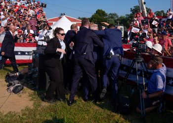 Dos muertos en el mitin de Trump, incluido el presunto autor del tiroteo, según medios