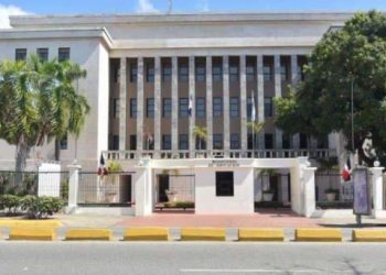 Abinader otorgó pensiones de hasta RD$207 mil a 2,464 empleados de Educación