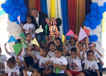 Director Regional comparte con niños del campamento de verano del nivel inicial
