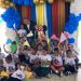 Director Regional comparte con niños del campamento de verano del nivel inicial