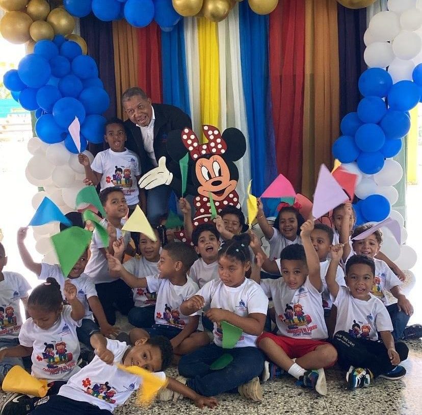 Director Regional comparte con niños del campamento de verano del nivel inicial