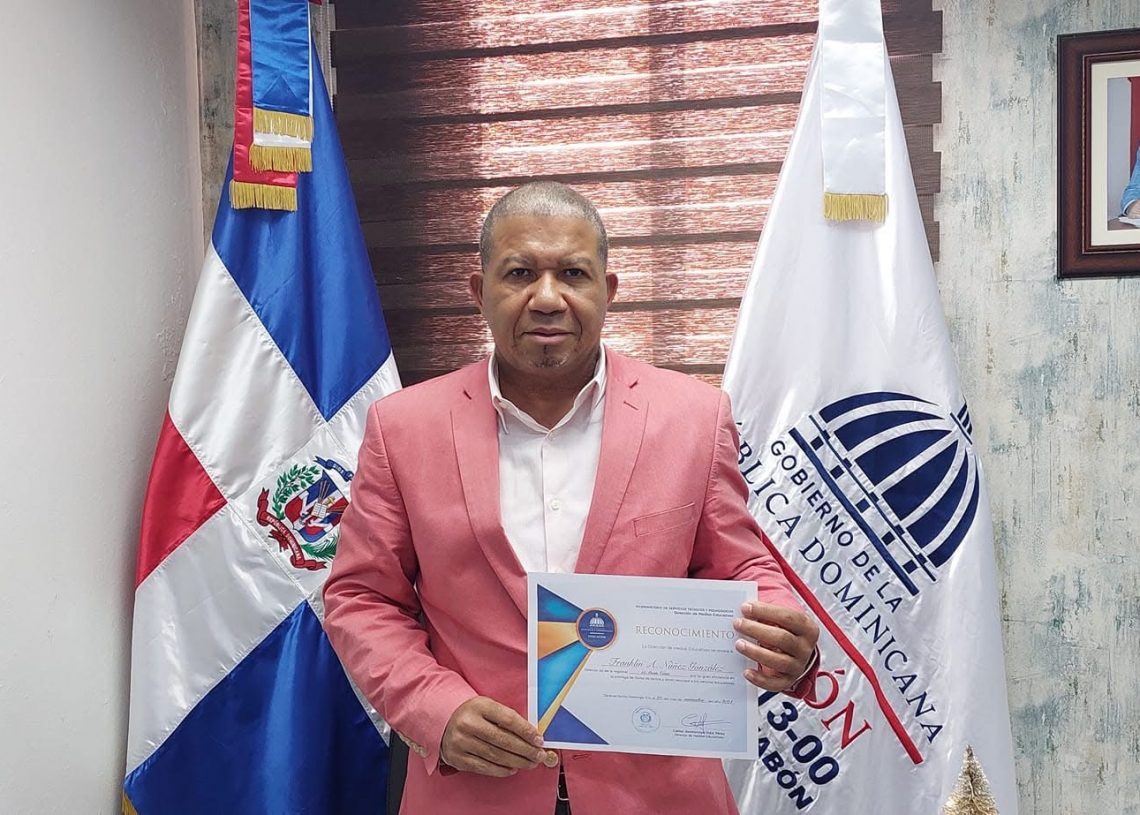 Director Regional 13-00 es Reconocido por el MINERD, por su eficiencia en la entrega de libros de texto