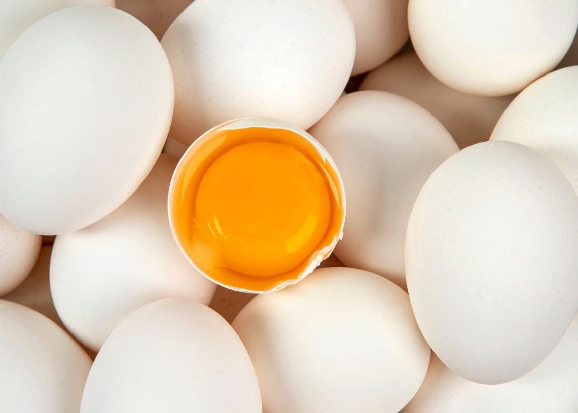 Huevos en Estados Unidos alcanzan récord de 4,95 dólares y se espera que sigan subiendo